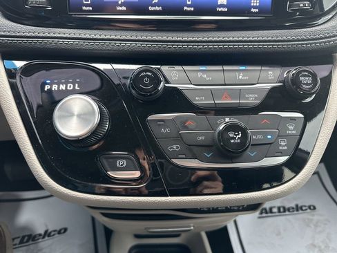 Used 2024 Chrysler Pacifica Touring-L AWD/4WD image 23