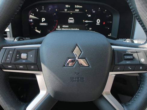 New 2025 Mitsubishi Outlander SE image 15