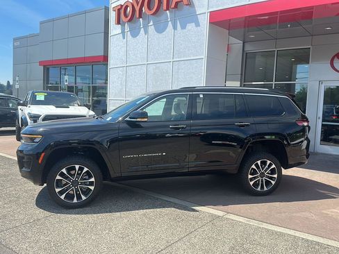 Used 2021 Jeep Grand Cherokee L Overland w/ Luxury Tech Group IV AWD/4WD image 3