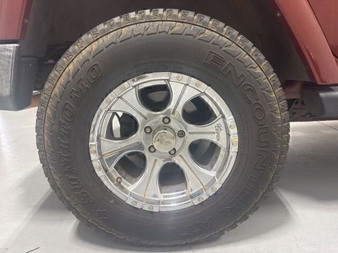 Used 2007 Jeep Wrangler Unlimited Sahara w/ Dual Top Group RWD image 6