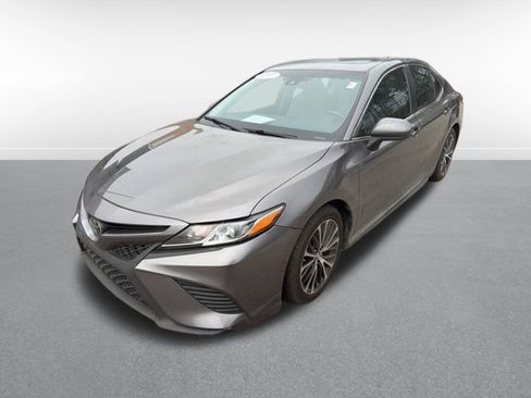 Used 2018 Toyota Camry SE image 1