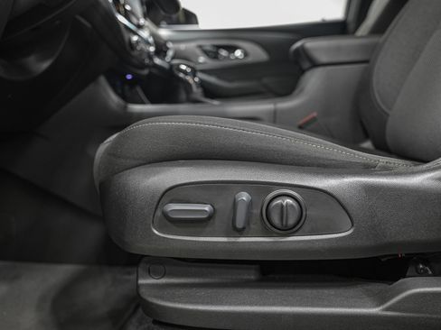 Used 2023 Chevrolet Traverse LT image 14