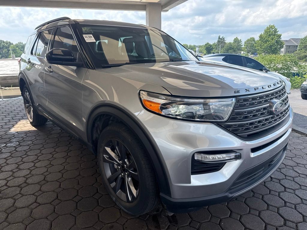 Used 2023 Ford Explorer XLT w/ Equipment Group 202A AWD/4WD image 4