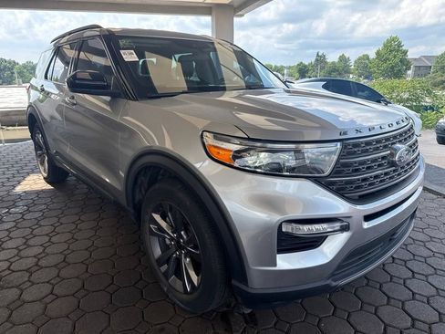 Used 2023 Ford Explorer XLT w/ Equipment Group 202A AWD/4WD image 4
