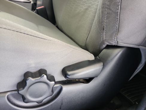 Used 2018 Toyota Tacoma SR5 RWD image 15