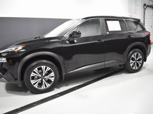 Used 2022 Nissan Rogue SV w/ SV Premium Package image 2