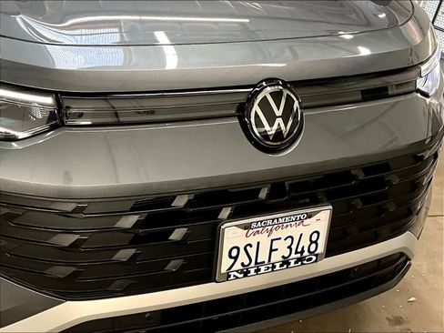 Used 2025 Volkswagen Tiguan SE w/ Panoramic Sunroof Package image 33