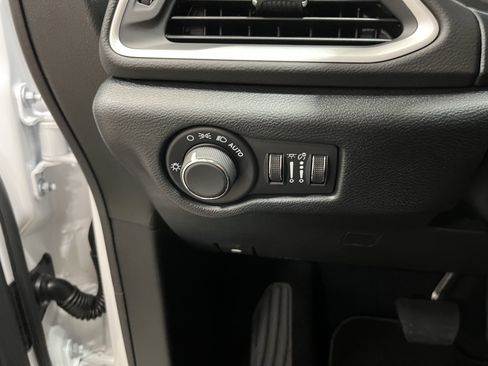 New 2026 Chrysler Voyager LX image 21