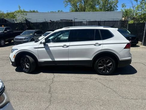 Used 2023 Volkswagen Tiguan SE w/ Panoramic Sunroof Package AWD/4WD image 3