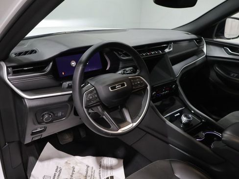 Used 2023 Jeep Grand Cherokee Altitude image 18