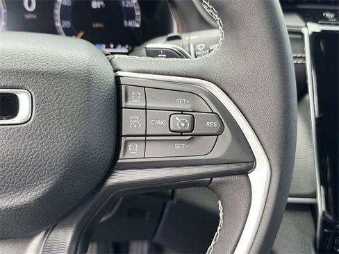 New 2025 Jeep Grand Cherokee L Laredo image 11