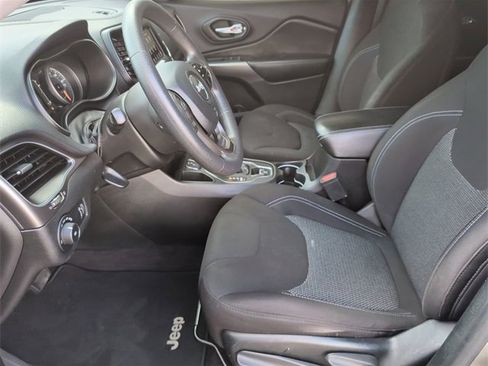 Used 2019 Jeep Cherokee Latitude w/ Popular Appearance Group image 17