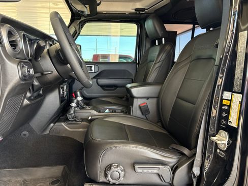 Used 2023 Jeep Gladiator Sport AWD/4WD image 13