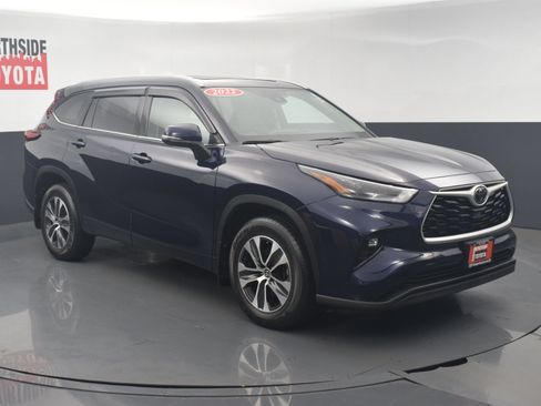 Used 2022 Toyota Highlander XLE AWD/4WD image 6
