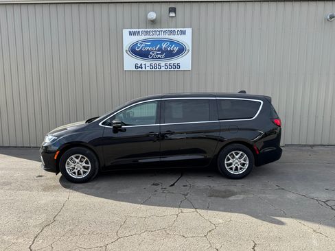 Used 2025 Chrysler Pacifica Select FWD image 1