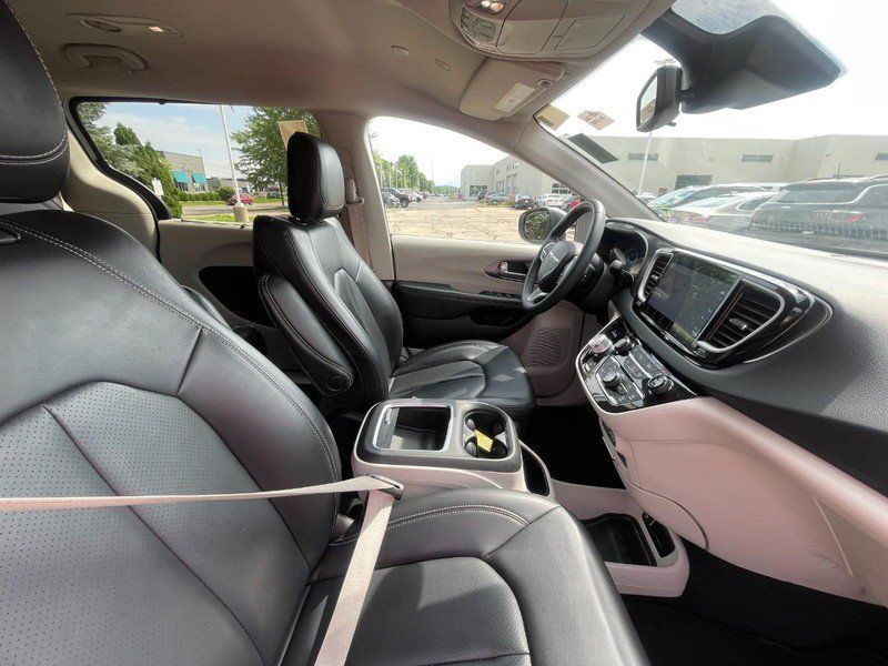 Used 2023 Chrysler Pacifica Touring-L FWD image 3