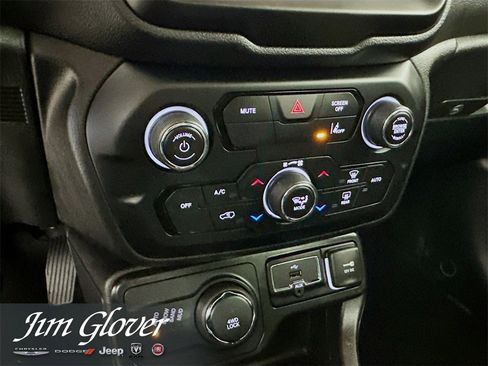 Used 2023 Jeep Renegade Latitude image 32