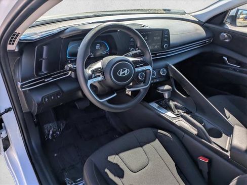 Used 2025 Hyundai Elantra SE FWD image 10