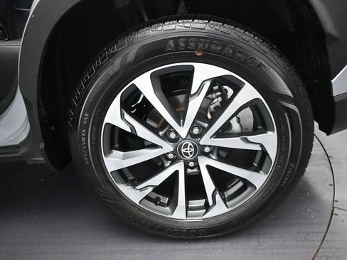 Used 2025 Toyota Corolla Cross XLE FWD image 37