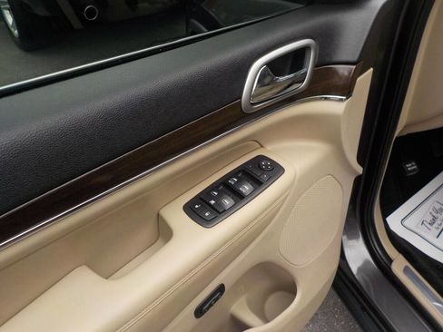 Used 2018 Jeep Grand Cherokee Limited image 9