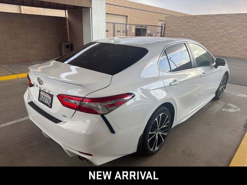 Used 2019 Toyota Camry SE w/ Convenience Package FWD image 4