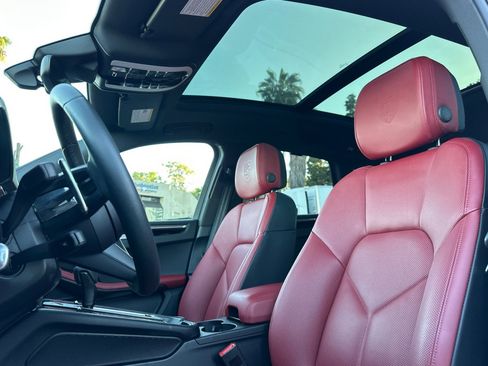 Used 2025 Porsche Macan image 5
