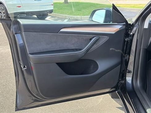 Used 2024 Tesla Model Y Long Range AWD/4WD image 8