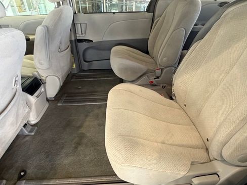 Used 2014 Toyota Sienna LE FWD image 28