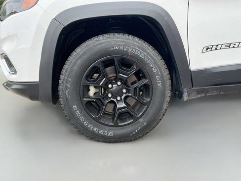Used 2022 Jeep Cherokee Latitude w/ Trailer Tow Group AWD/4WD image 30