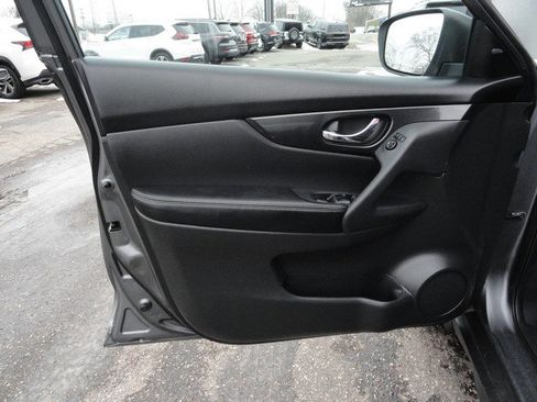 Used 2017 Nissan Rogue SV image 13