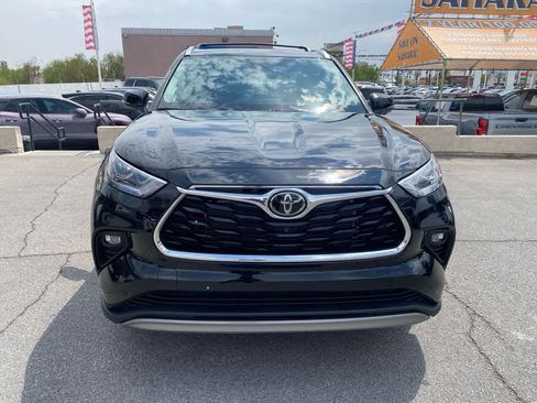 Used 2025 Toyota Highlander Platinum AWD/4WD image 2