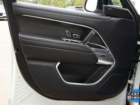 Used 2023 Land Rover Range Rover SE image 2