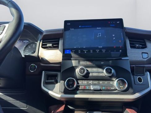 Used 2024 Ford Expedition Limited image 32