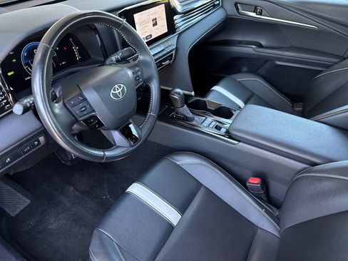Used 2025 Toyota Camry SE FWD image 9