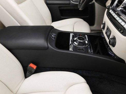Used 2015 Rolls-Royce Ghost image 36