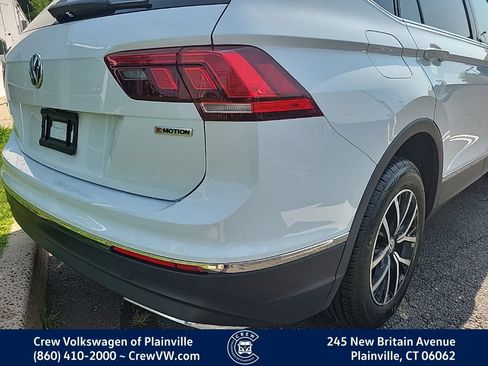 Certified 2021 Volkswagen Tiguan SE w/ Panoramic Sunroof Package AWD/4WD image 31