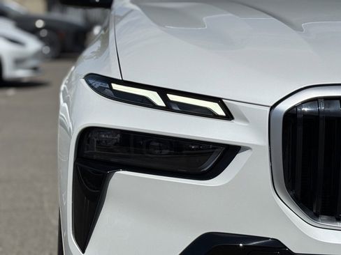 Used 2025 BMW X7 M60i w/ Climate Comfort Package image 12