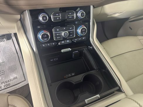 Used 2021 GMC Yukon XL Denali w/ Denali Premium Package AWD/4WD image 26