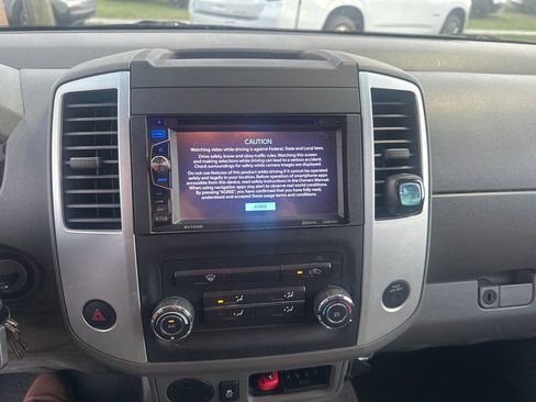 Used 2015 Nissan Frontier SV image 5