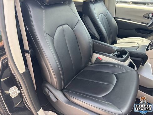 Used 2024 Chrysler Pacifica Touring-L FWD image 42