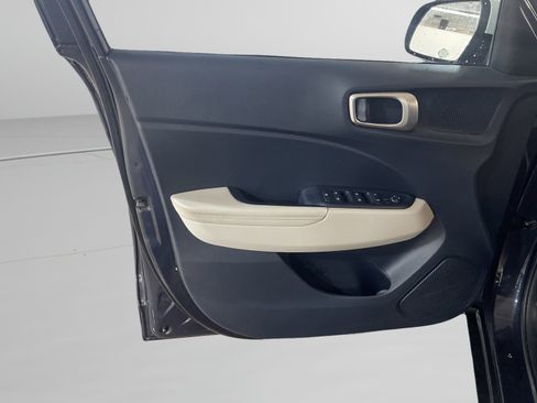 Used 2023 Hyundai Venue Limited image 13