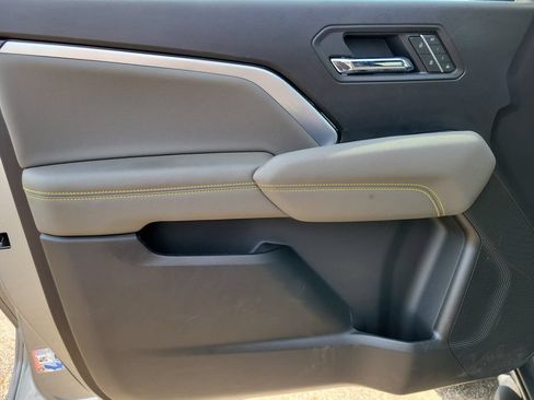 Used 2025 Chevrolet Colorado ZR2 w/ Technology Package AWD/4WD image 12