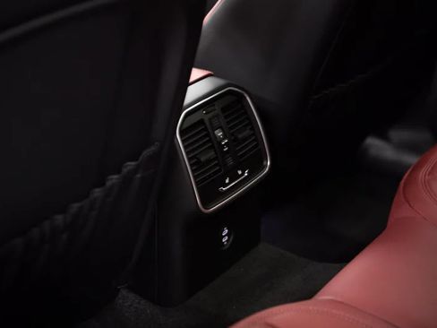 Certified 2026 Porsche Macan AWD/4WD image 35