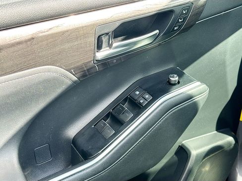 Used 2021 Toyota Highlander Limited FWD image 19