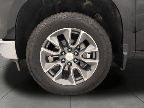 Used 2024 Chevrolet Silverado 1500 LT AWD/4WD image 3