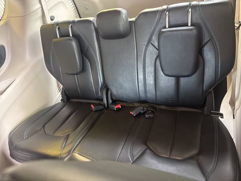 Used 2021 Chrysler Pacifica Touring-L FWD image 14