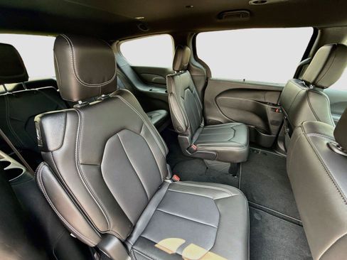 New 2027 Chrysler Pacifica Select AWD/4WD image 29