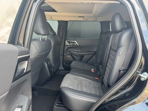 New 2025 Mitsubishi Outlander SE image 12