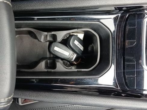 Used 2022 Jeep Compass Latitude FWD image 36