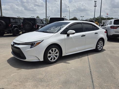 Certified 2025 Toyota Corolla LE FWD image 3